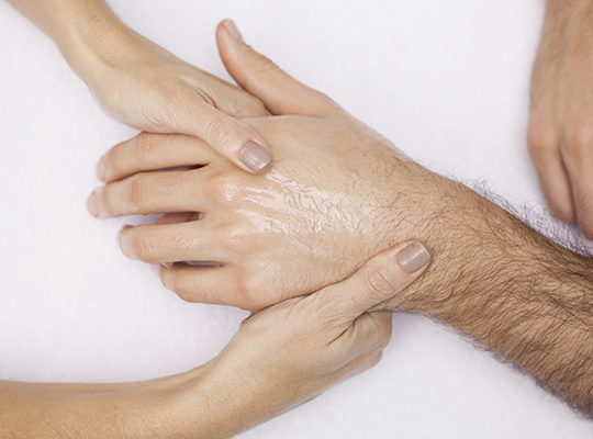 Maniküre-für-Herren-Handmassage